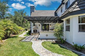 Burgundy by Avantstay Basketball Court, Pool, Hot Tub, Outdoor Kitchen