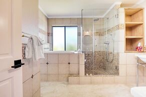 Burgundy by Avantstay Basketball Court, Pool, Hot Tub, Outdoor Kitchen