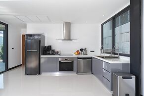 Trendy Modern Pool Villa Sunset Garden 4