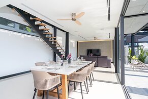 Trendy Modern Pool Villa Sunset Garden 4