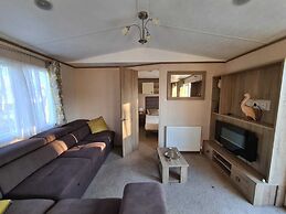 Impeccable 3-bed Cabin in Tattershall, UK