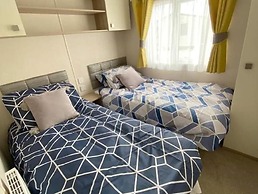 Impeccable 3-bed Cabin in Tattershall, UK