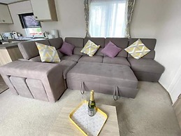 Impeccable 3-bed Cabin in Tattershall, UK