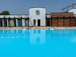 Impeccable 3-bed Cabin in Tattershall, UK