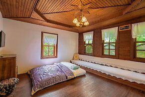 Yoruk Ali Konagi ve Yayla Evleri