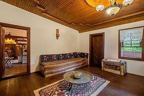 Yoruk Ali Konagi ve Yayla Evleri