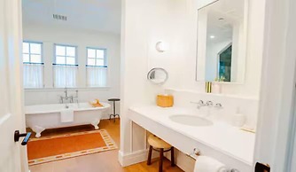 Canoe Place Inn and Cottages