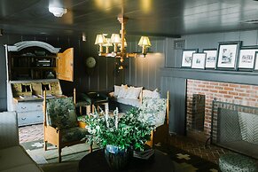 Canoe Place Inn and Cottages