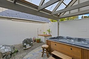 Hilltop Country Retreat with Seaviews