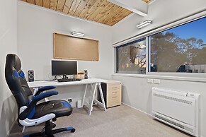 Hilltop Country Retreat with Seaviews