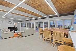 Hilltop Country Retreat with Seaviews