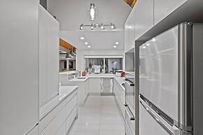 Hilltop Country Retreat with Seaviews