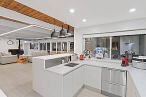 Hilltop Country Retreat with Seaviews