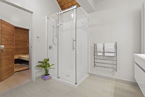 Hilltop Country Retreat with Seaviews