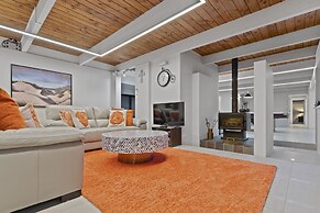 Hilltop Country Retreat with Seaviews