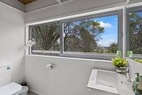 Hilltop Country Retreat with Seaviews