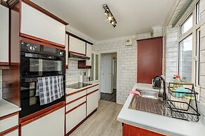 House - Sleeps 10 - Parking - Garden