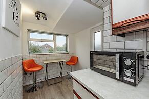 House - Sleeps 10 - Parking - Garden