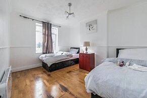 4br-sleeps10-parking-garden