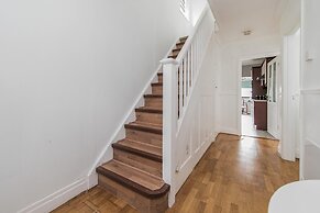 4br-sleeps10-parking-garden