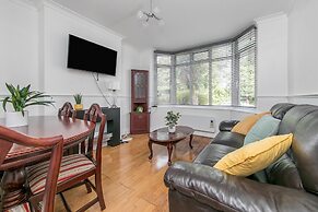4br-sleeps10-parking-garden