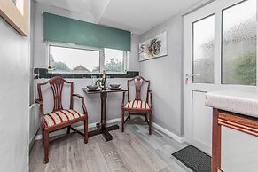 4br-sleeps10-parking-garden