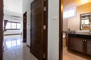 5 Bedroom Pool Villa Close To Town H5