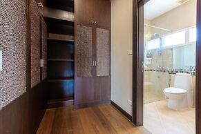 5 Bedroom Pool Villa Close To Town H5