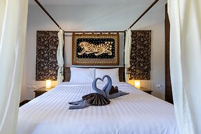 5 Bedroom Pool Villa Close To Town H5