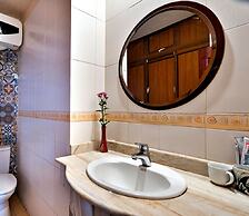 HANZ LakeView Hotel Hanoi