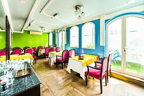 OYO 137 Marina Hotel