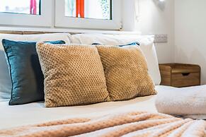 Airy Home with Free Parking in Glasgow
