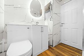 Airy Home with Free Parking in Glasgow
