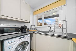 Airy Home with Free Parking in Glasgow