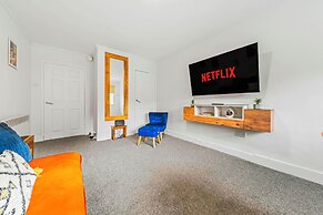 Airy Home with Free Parking in Glasgow