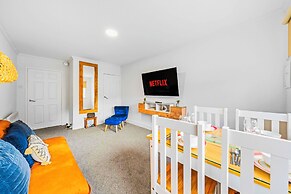 Airy Home with Free Parking in Glasgow