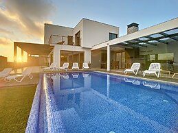 Villa de la Ponte by Atlantic Holiday