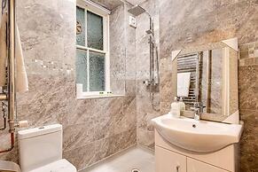 Delightful Holiday Home With sea Views and Hot Tub