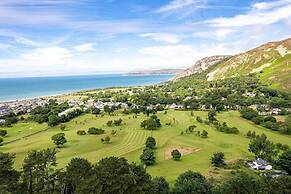 Delightful Holiday Home With sea Views and Hot Tub