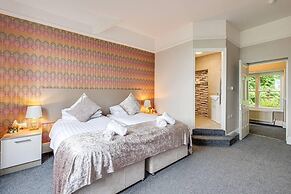 Delightful Holiday Home With sea Views and Hot Tub