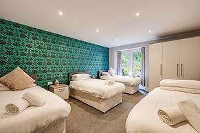 Delightful Holiday Home With sea Views and Hot Tub