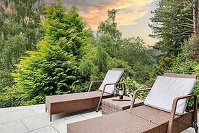 Delightful Holiday Home With sea Views and Hot Tub