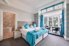 Delightful Holiday Home With sea Views and Hot Tub