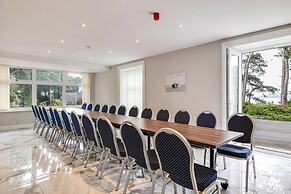 Delightful Holiday Home With sea Views and Hot Tub