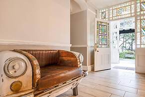 Delightful Holiday Home With sea Views and Hot Tub