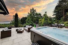 Delightful Holiday Home With sea Views and Hot Tub