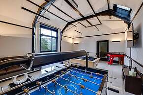 Delightful Holiday Home With sea Views and Hot Tub