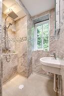 Delightful Holiday Home With sea Views and Hot Tub