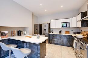 Delightful Holiday Home With sea Views and Hot Tub