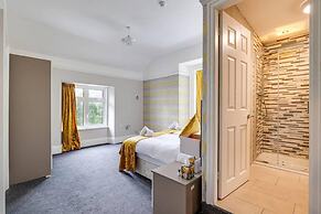 Delightful Holiday Home With sea Views and Hot Tub